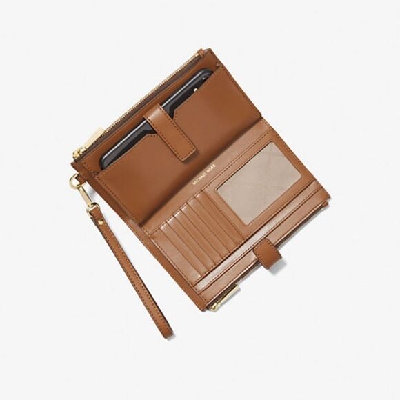 Spring SALE 🌷🌺🌸Michael Kors Adele Logo Smartphone NWOT - Picture 2 of 7